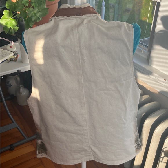 Wanted by Beads Beautiful Western Horse Print Vest with Brown Trim. - Picture 11 of 12